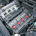 M3 Evolutionin 2,5-litraisesta neloskoneesta otettiin irti alkuun kunnioitettavat 200 heppaa, ja myöhäisemmissä versioissa jopa 238 heppaa. Vääntöä oli tarjolla 240 Nm.