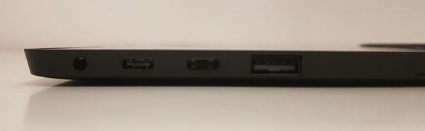 Vasemmassa laidassa sijaitsevat taasen USB 3.0 -liitin, USB-C -liitin, kuulokeliitin sekä Thunderbolt 3 -liitäntä.