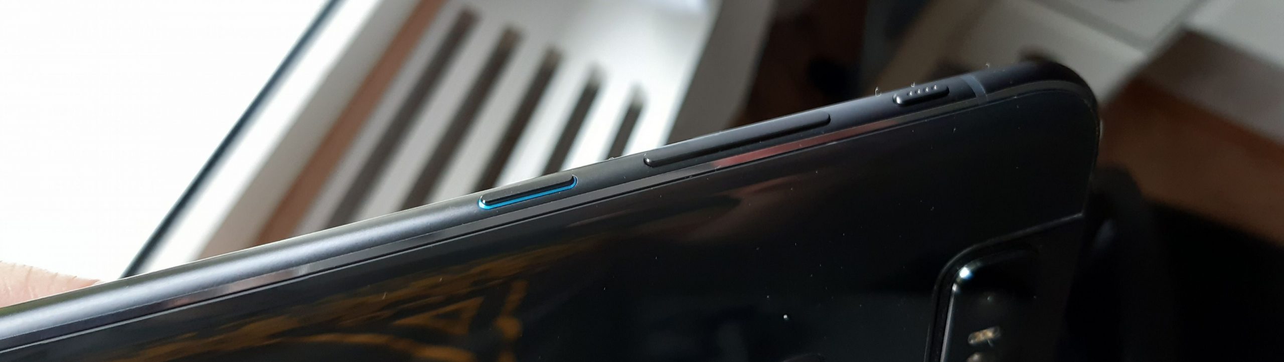 ZenFone 6:n painikkeet ovat puhelimen oikealla kyljellä. Ylimpänä pienikokoinen Smart-näppäin.