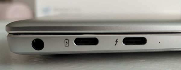MateBook X Pron vasemmalla laidalla on kaksi USB-C-paikkaa ja kuulokeliitäntä.