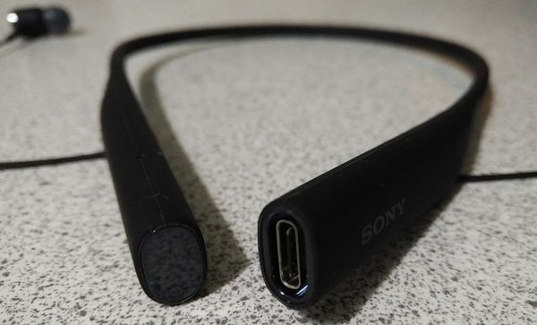 USB-C-liitäntä paikantuu kaulaosan vasemmalle puolelle.