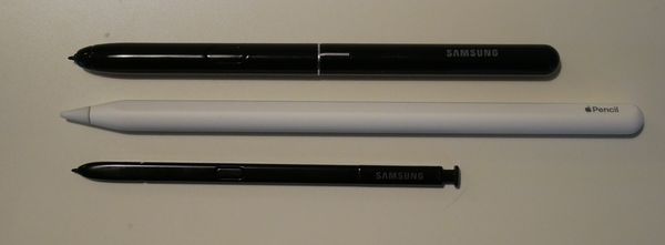Ylhäältä alas: Galaxy Tab S4:n mukana toimitettava S Pen, 2. sukupolven Apple Pencil ja Galaxy Note9:n S Pen.