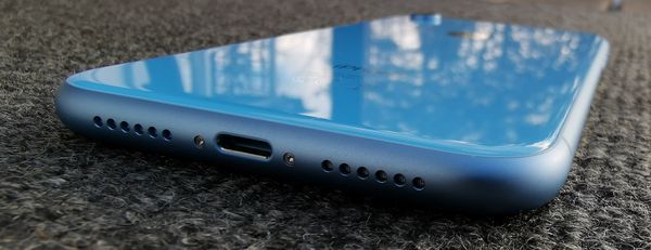 iPhone XR on varustettu Lightning-liitännällä ja stereokaiuttimin.