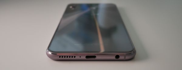 ZenFone 5:ssä on 3,5 millimetrin kuulokeliitäntä edelleen – tämä on mukava juttu.