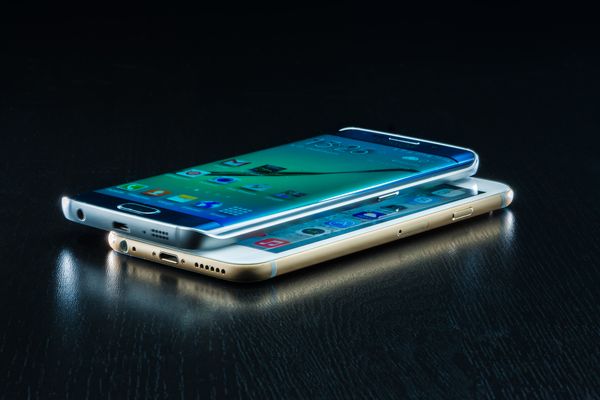 Galaxy S6 Edgen näyttö erottuu iPhone 6:sta kaarevuudellaan ja värikylläisyydellään.​
