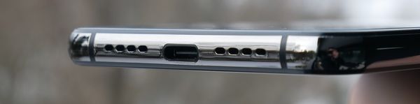 Alaidassa sijaitsee USB-C-liitin. 3,5 millimetrin kuulokeliitin löytyy ylälaidasta.