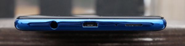 Galaxy A7:n alalaidassa on vanhanmallinen Micro-USB-liitäntä, 3,5 millimetrin kuulokeliitäntä ja kaiutin.