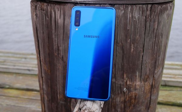 Galaxy A7 on tyylikäs laite. Sen sininen väri vaihtelee paljon ympäristön mukaan.