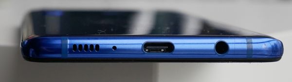 Galaxy A9:n alaidassa sijaitsevat USB-C-liitin, kuulokeliitin ja kaiutin/mikrofoni.