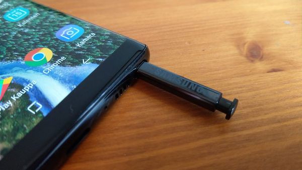 Galaxy Note8:n S Pen -kosketusnäyttökynä.
