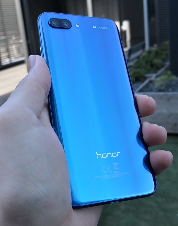 Honor 10 on tyylikäs puhelin – erityisesti sinisenä ja vihreänä erikoisvärinä.