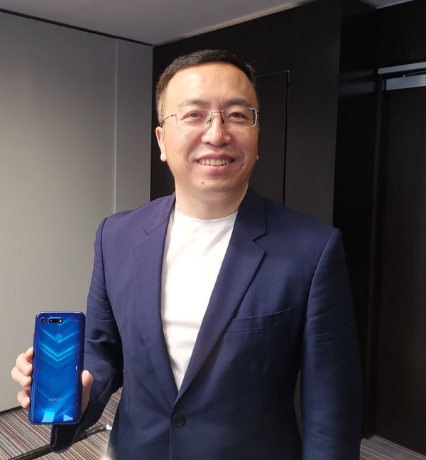 Honorin toimitusjohtaja George Zhao ja uusi View20-älypuhelin.
