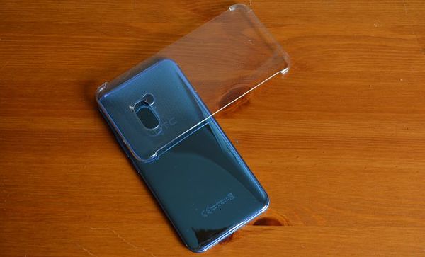 HTC toimittaa U11-puhelimen mukana läpinäkyvän suojakuoren.