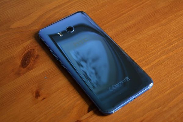 HTC U11 -puhelimen takakuori toimii vaikka peilinä.