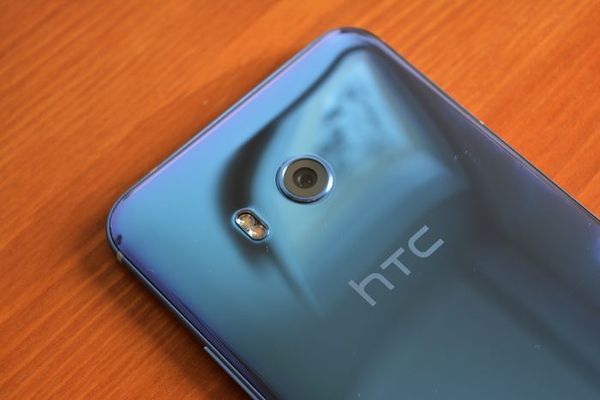 HTC:n huippupuhelimessa ei ole kaksoiskameraa. Kameran vierellä sijaitsee kaksois-LED-kuvausvalo.