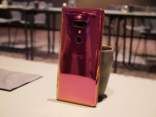 HTC U12+:n Flame Red -version väri vaihtelee kirkkaanpunaisesta aina kultaiseen asti.