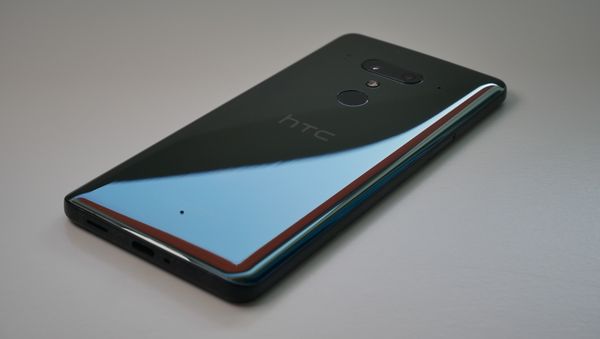 HTC U12+ on mainio älypuhelin – vielä parempi se on, kun äänenvoimakkuusnäppäimien toiminta saadaan kuntoon.