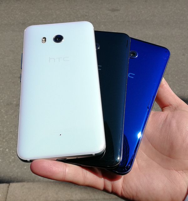 HTC U11:n valkoinen, musta ja sininen värivaihtoehto.