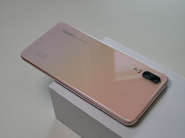 Huawei P20:n väri vaihtelee hieman heijastuksien mukaan, mutta P20 Pron kaltaista liukuväriä ei ole saatavilla.