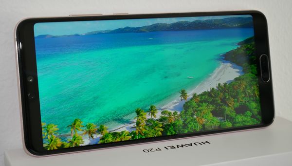 Huawei P20:n IPS LCD -näyttö toistaa värit mukavasti ja kirkkauttakin riittää hyvin. Videoiden katselussa näyttölovi ei häiritse, koska sen alle ei mene materiaalia. Tällöin näyttölovi on käytännössä huomaamaton.