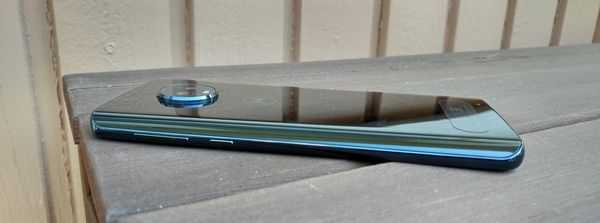 Moto G6 Plus on edestä ja takaa lasia, kehys puolestaan on alumiinia.