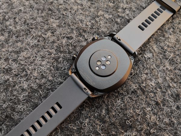 Huawei Watch GT:n ranneke on haluttaessa vaihdettavissa. Kello ladataan magneettisesti kiinnittyvällä latausjohdolla.