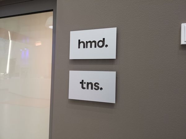 HMD:n kanssa samoissa toimitiloissa toimii myös Foxconn-ryhmän omistama TNS Mobile, joka vastaa osittain puhelinten jakelusta.