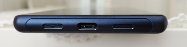 Ainokainen kaiutin on USB-C-liitännän oikealla puolella puhelimen alareunassa. Yläreunassa on myös 3,5 millimetrin kuulokeliitäntä.