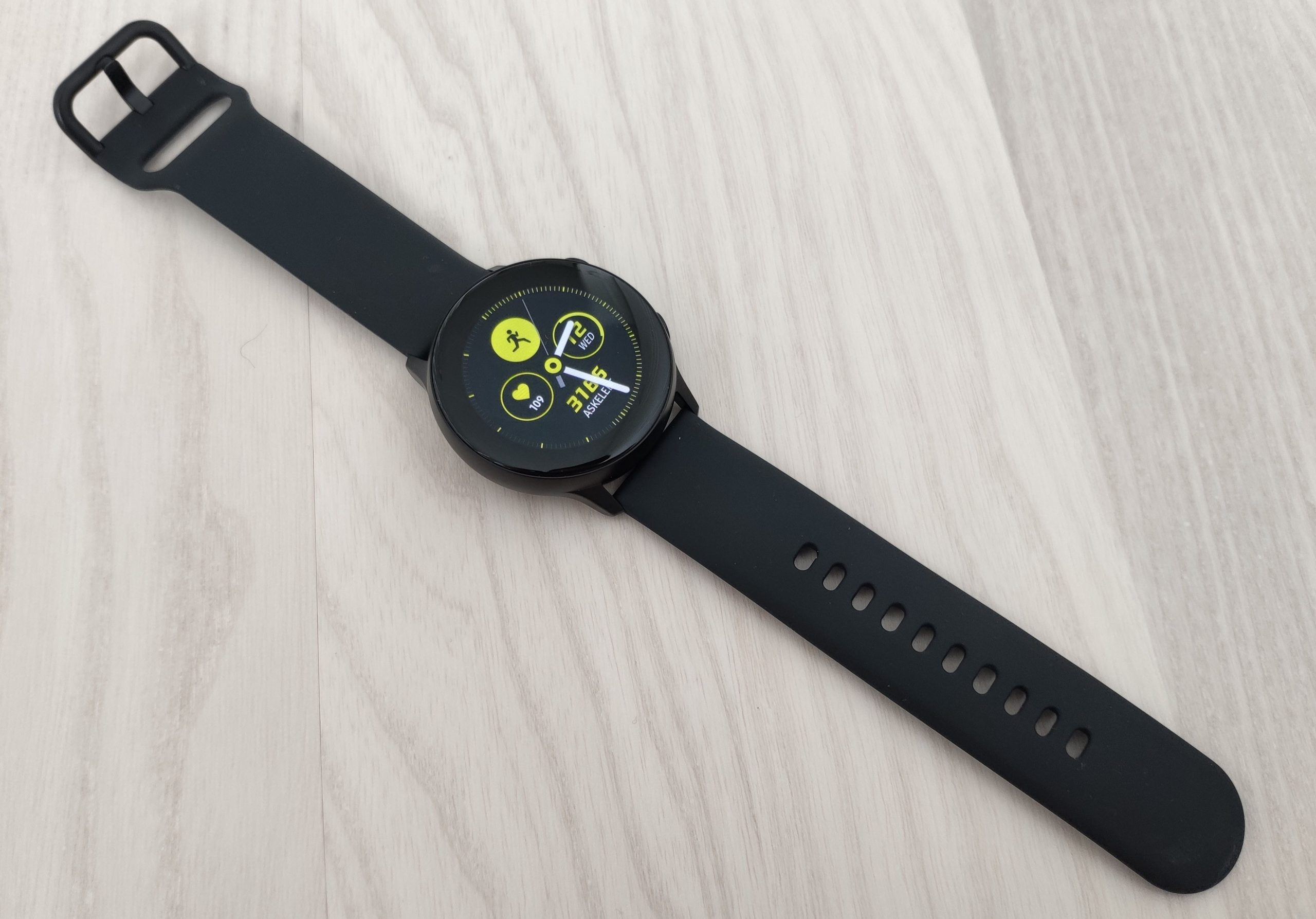 Samsung Galaxy Watch Active on pienellä varauksella erinomainen älykello.