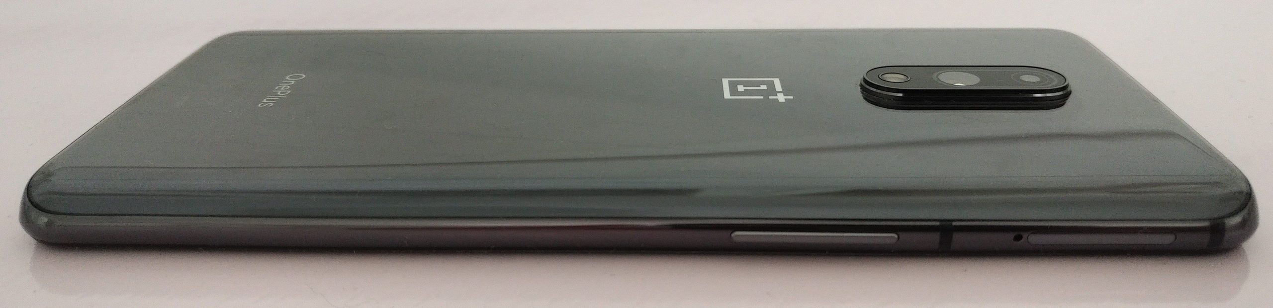 Vasemmalla on äänenvoimakkuudensäädin ja SIM-korttipaikka. Muistikorttia OnePlus 7 ei syö.