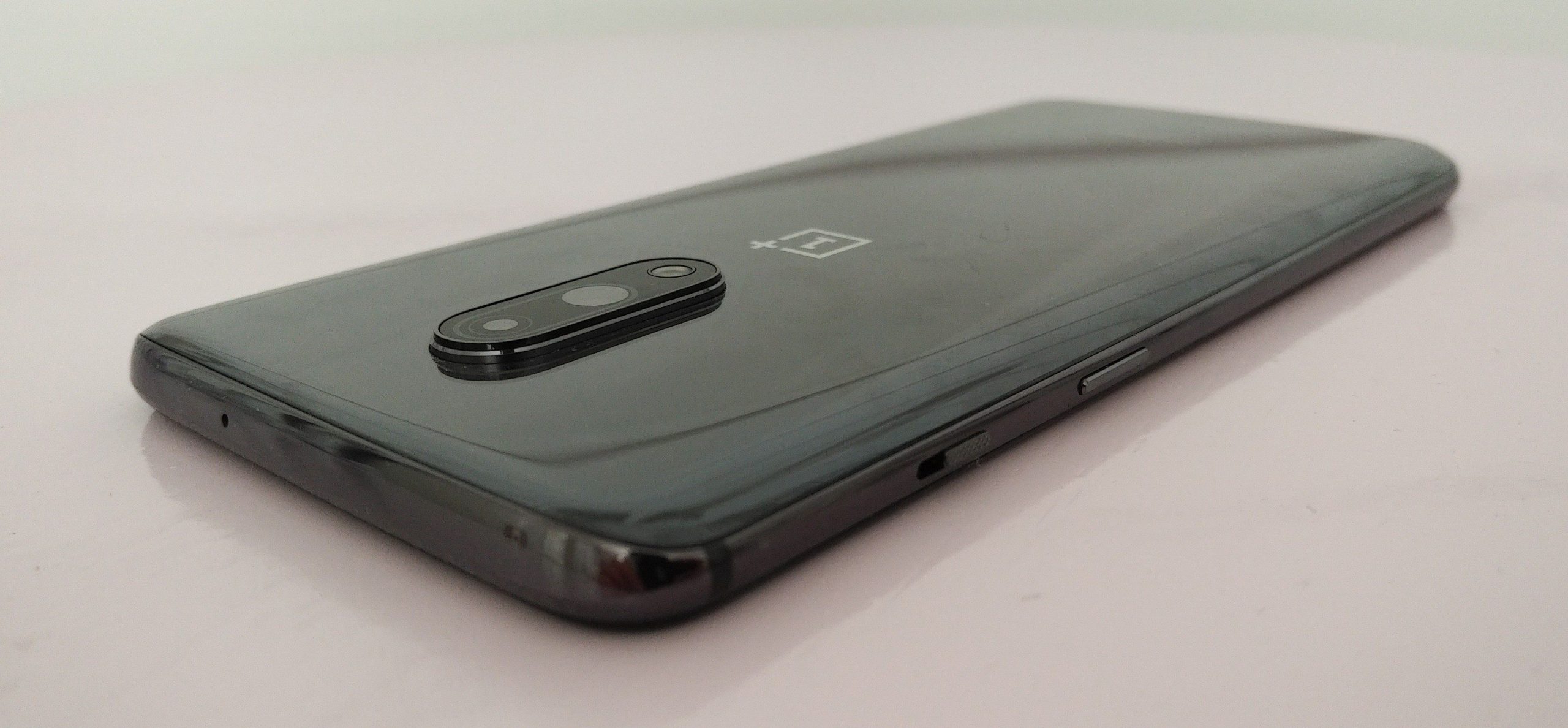 OnePlus 7:n kamera ulkonee puhelimesta selvästi, mutta ei häiritsevästi.