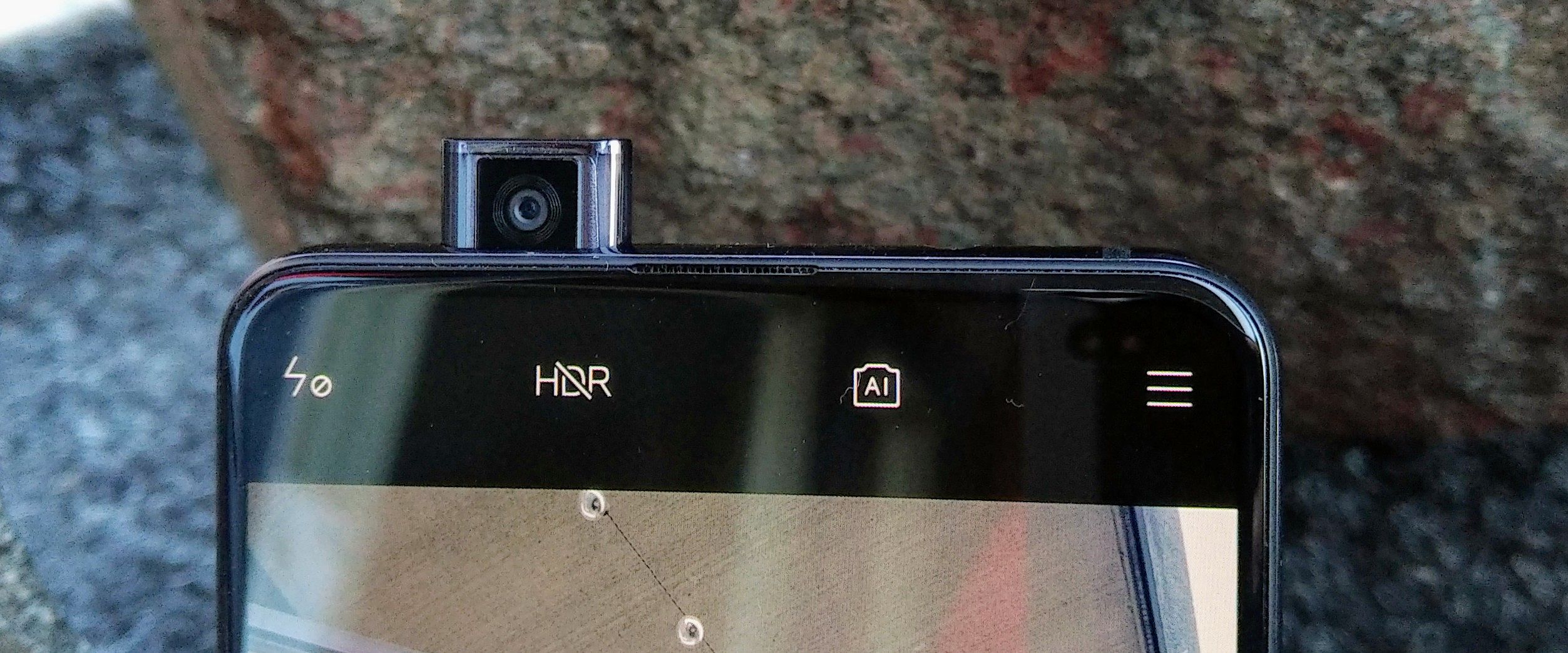 Xiaomi Mi 9T:n esiin nousevat etukamera vaikuttaa kestävältä.
