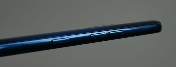 LG G7 ThinQ:n vasemmassa laidassa on äänenvoimakkuuspainikkeet sekä Google Assistant-näppäin.