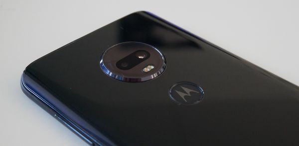 Laitteen takapuolella on kaksoiskamera ja sormenjälkilukija Motorolan logolla.