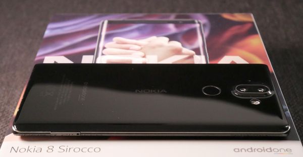 Nokia 8 Siroccon myyntipakkauksen mukana toimitetaan laturi, nappikuulokkeet ja läpinäkyvä muovinen suojakuori.