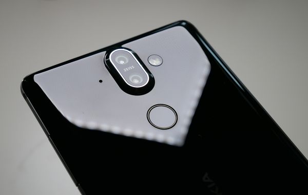 Nokia 8 Siroccon kaksoiskameran alapuolella on sormenjälkilukija.