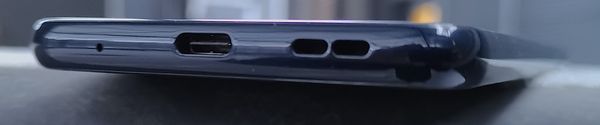 Nokia 5.1 Plussan pohjassa on USB-C-liitäntä mutta akun nopeaa pikalatausta puhelin ei tue. 3,5 millimetrin kuulokeliitäntä löytyy puhelimen yläpäästä.