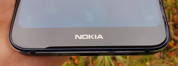 Nokia 7.1:n näytön alareunus, eli ”leuka”, on nykypäivänä poikkeuksellisen kookas.