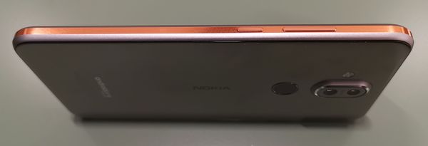 Nokia 7 Plussasta tuttu design-elementti, ”kylkinauha”, on läsnä myös Nokia 8.1:ssä.