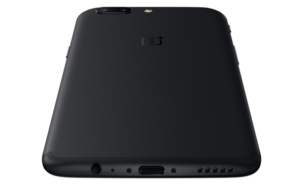Pohjasta OnePlus 5:ssä löytyvät kaiutin sekä USB-C- ja 3,5 mm -liitännät.