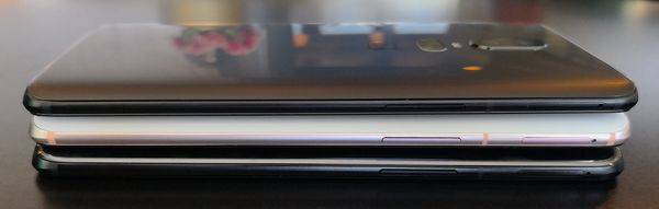 OnePlus 6 on yhä solakka, vaikka paksuus onkin kasvanut hieman edeltäjistä.