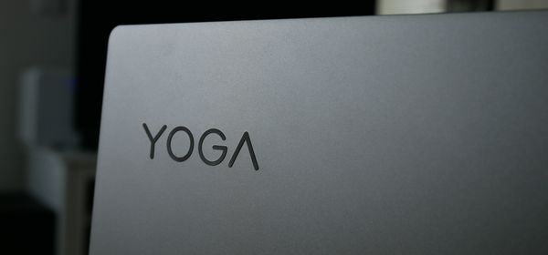 Lenovon logoa ei laitteen kannessa ole, mutta Yoga-sarjan logo löytyy.