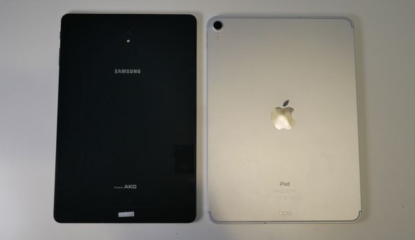 iPad Pro on takaa alumiinia, kun taas Galaxy Tab S4:ssä takapinta on lasia.