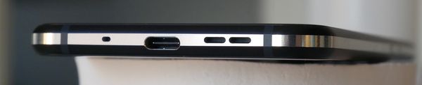 Puhelimen alalaidassa on USB-C-portti, kaiutin sekä mikrofoni.