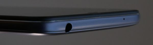 Pocophone F1:n ylälaidassa on 3,5 millimetrin kuulokeliitäntä.