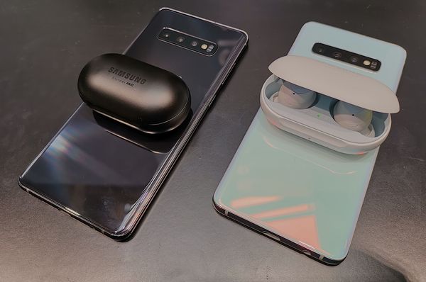 Galaxy S10 -puhelimet tukevat virranjakoa langattomalla latauksella. Takapinnan päällä voi ladata esimerkiksi Galaxy Buds -kuulokkeiden koteloa.
