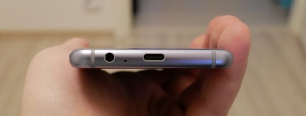 Samsung Galaxy A8:n alalaidassa sijaitsevat USB-C-liitin ja 3,5 millimetrin kuulokeliitin.