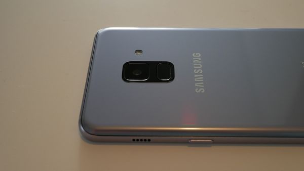 Samsung Galaxy A8:n sormenjälkitunnistin sijaitsee kameran alapuolella.