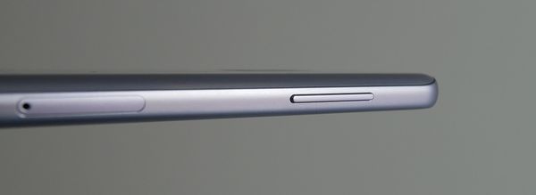 Samsung Galaxy A8:n vasemmassa laidassa on kelkka SIM-kortille. Muistikorttipaikan ja Duos-version toisen SIM-korttipaikan kelkka sijaitsee ylälaidassa.