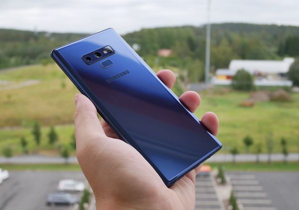 Galaxy Note9:n sininen värivaihtoehto on varsin hillitty ja tyylikäs.